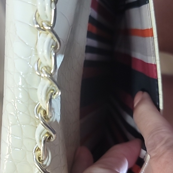 Anne Klein crossbody purse cream croc pattern outside stripes inside chain strap - Picture 8 of 15